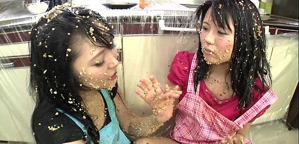  Subtitled extreme Japanese natto sploshing lesbians